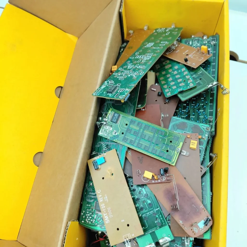 Residuos electrónicos: placas de circuito impreso en una caja. by Remates Narvaja