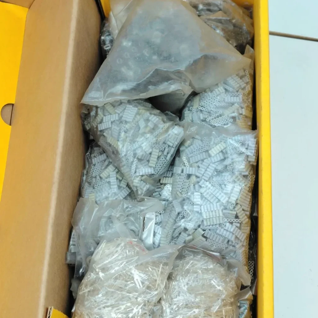 Caja llena de bolsas con tacos de pared y fijaciones de plástico surtidas. by Remates Narvaja