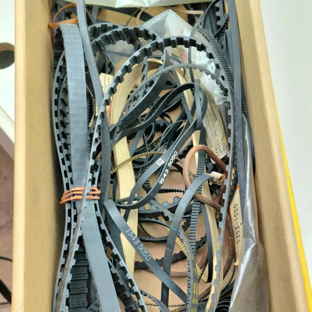 Caja con un surtido de correas de transmisión y dentadas." by Remates Narvaja