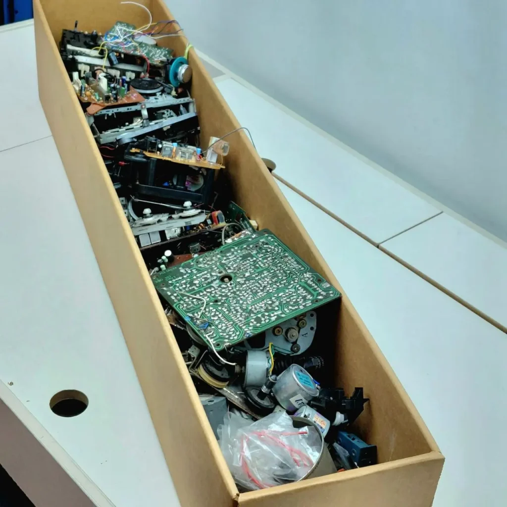 Caja de cartón con chatarra electrónica, componentes y placas de circuito para reciclaje. by Remates Narvaja