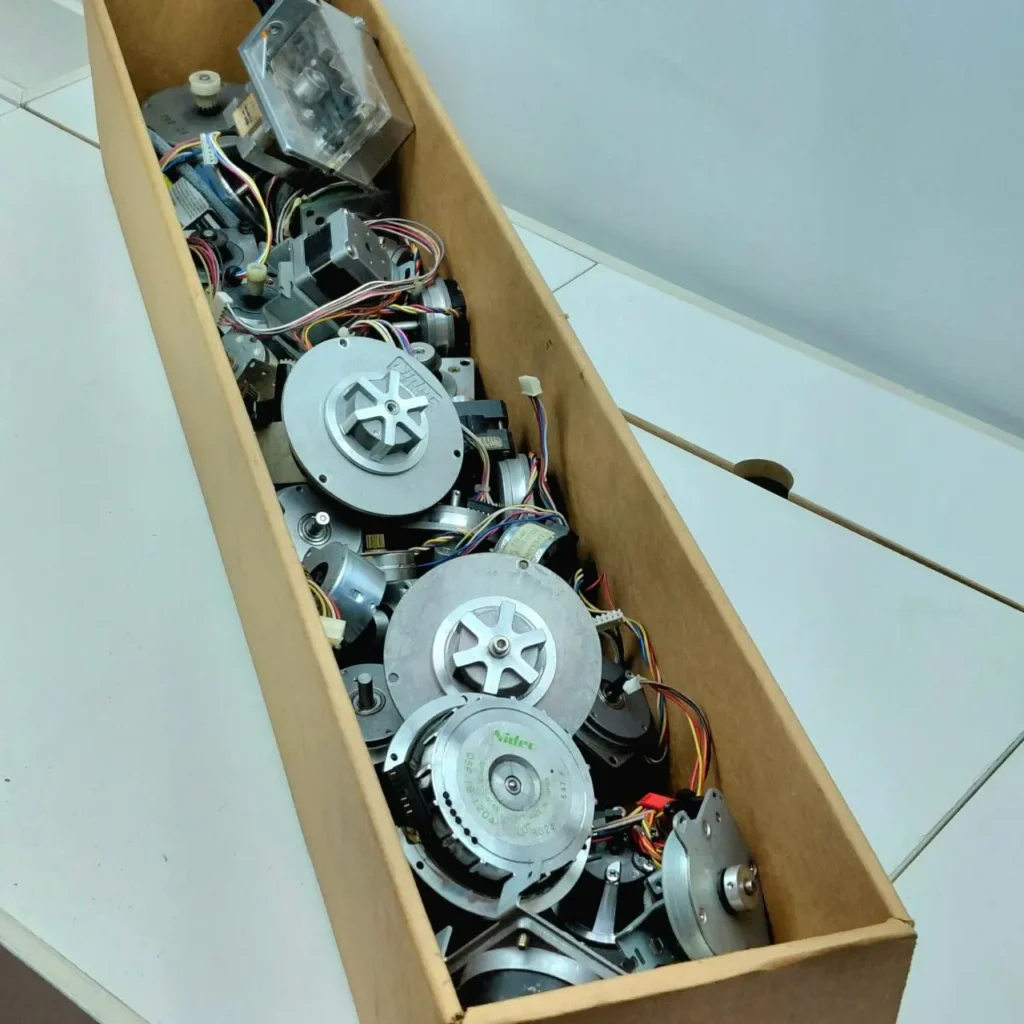 Caja de cartón llena de motores paso a paso y componentes electrónicos. by Remates Narvaja