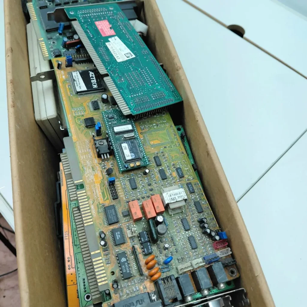 Caja llena de tarjetas de circuito de computadora antiguas o vintage. by Remates Narvaja