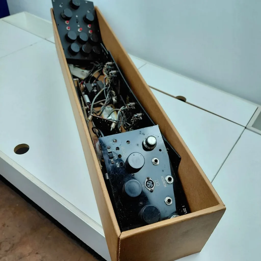 Antiguo panel de control electrónico con perillas y cableado expuesto en una caja de cartón. by Remates Narvaja