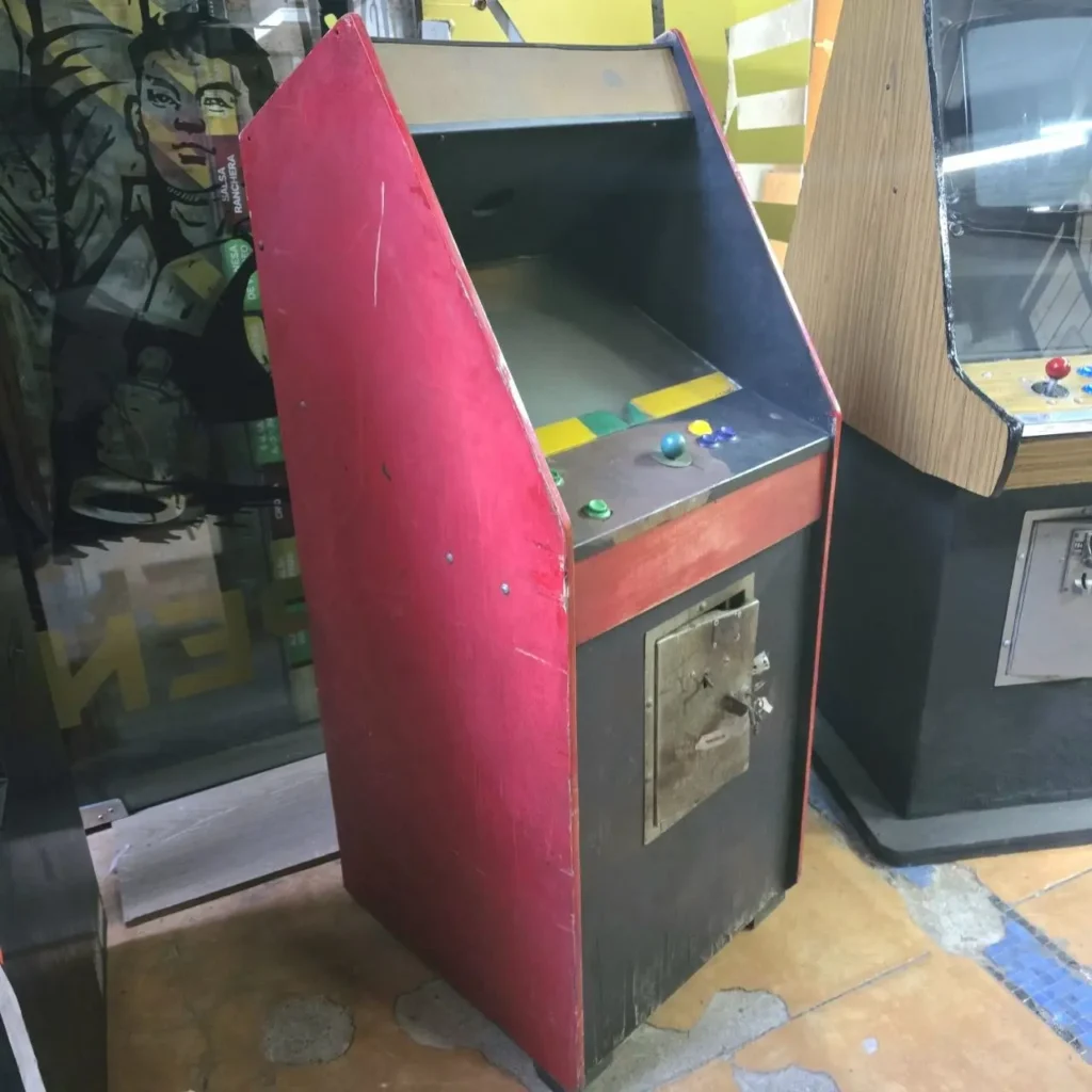 Máquina arcade retro roja de mesa con joystick y ranura para monedas. by Remates Narvaja