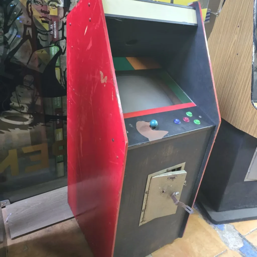 Máquina arcade roja vintage con joystick y monedero. by Remates Narvaja