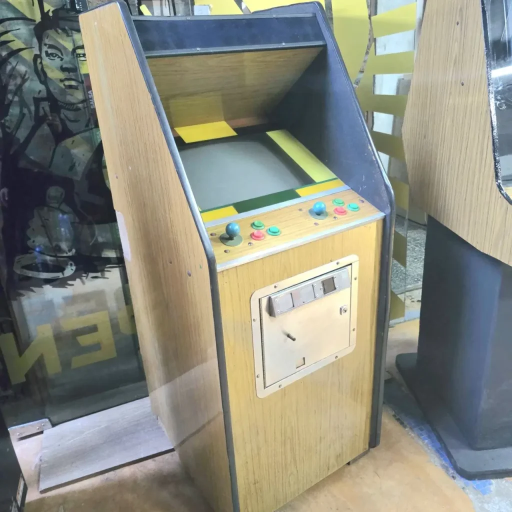 Máquina recreativa arcade vintage con mueble de madera, joysticks, botones y ranura de monedas. by Remates Narvaja