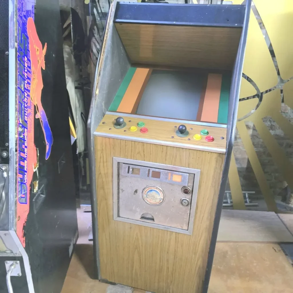 Máquina recreativa arcade vintage de madera con panel de control y monedero. by Remates Narvaja