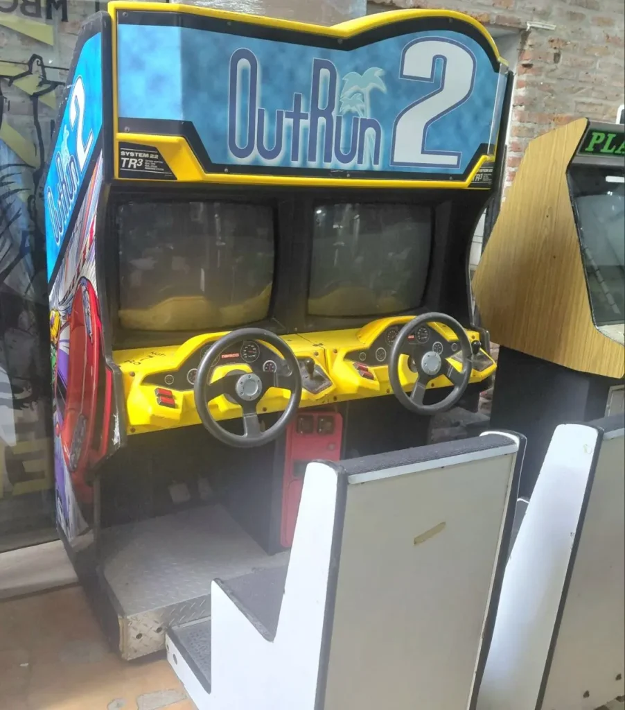 Máquina arcade OutRun 2 de doble cabina con volantes y asientos. by Remates Narvaja