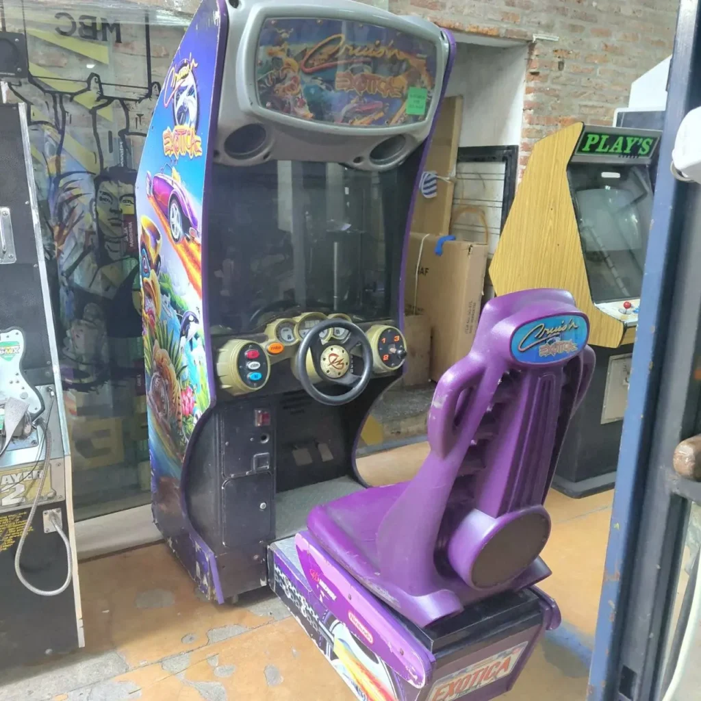 Máquina de arcade de carreras Cruis'n Exotica vintage púrpura con volante y asiento. by Remates Narvaja