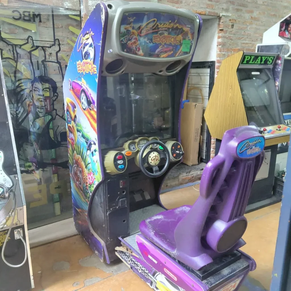 Máquina arcade de carreras Cruis'n Exotica con asiento púrpura. by Remates Narvaja