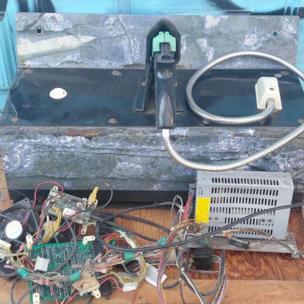 Arcade light gun controller con circuitos y cableado expuestos. by Remates Narvaja