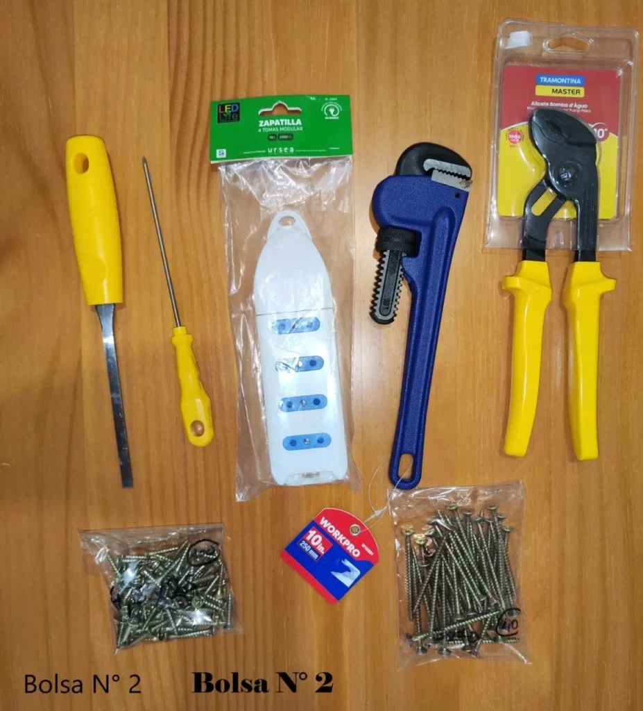 Herramientas manuales como formón, punzón, llave de tubo, alicate bomba de agua, zapatilla eléctrica y tornillos surtidos by Remates Narvaja