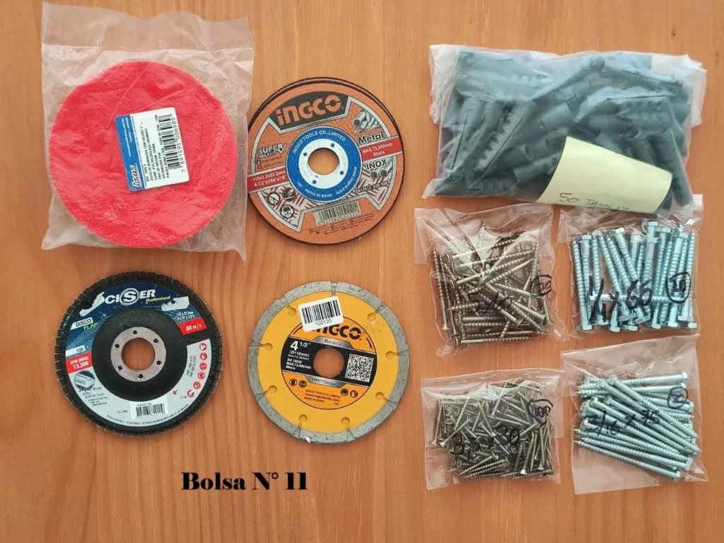 Surtido de discos de corte, tornillos y tarugos en bolsas, sobre madera. Bolsa N° 11. by Remates Narvaja