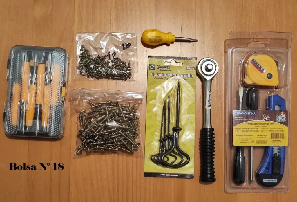 Kit de herramientas variadas con destornilladores, tornillos, llave de carraca y cinta métrica, Bolsa N° 18. by Remates Narvaja