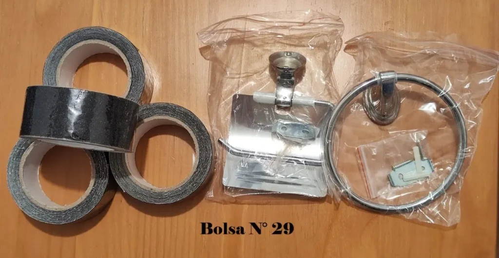 Cinta adhesiva negra y accesorios de baño cromados nuevos (portarrollos de papel higiénico y toallero de aro) en un by Remates Narvaja
