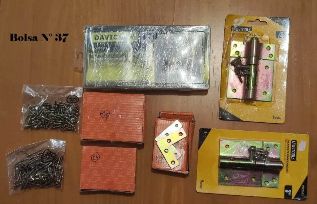 Bolsa Nº 37 con surtido de herrajes: tornillos, bisagras, picaporte y escuadras metálicas. by Remates Narvaja