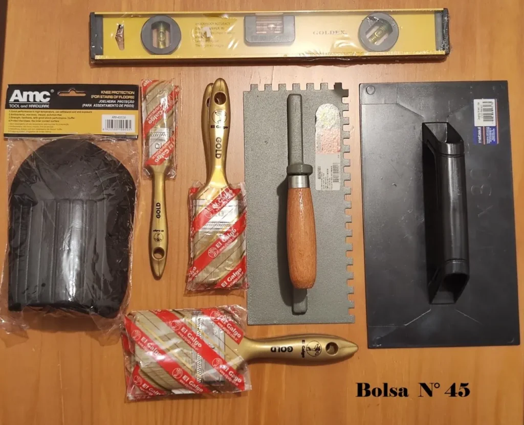 Set de herramientas de construcción Bolsa N° 45: nivel, rodilleras, brochas, llanas y espátulas. by Remates Narvaja