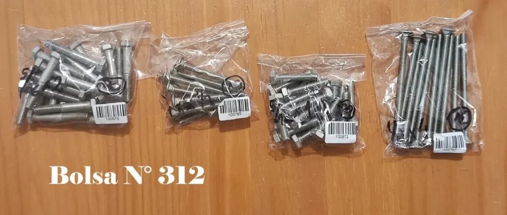 Cuatro bolsas de pernos y tornillos de metal en empaques transparentes con códigos de barras, y el texto "Bolsa by Remates Narvaja