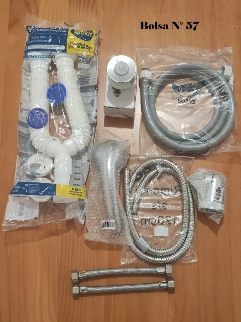 Surtido de piezas de fontanería nuevas en sus empaques, incluyendo sifones, mangueras flexibles, cabezal de ducha by Remates Narvaja