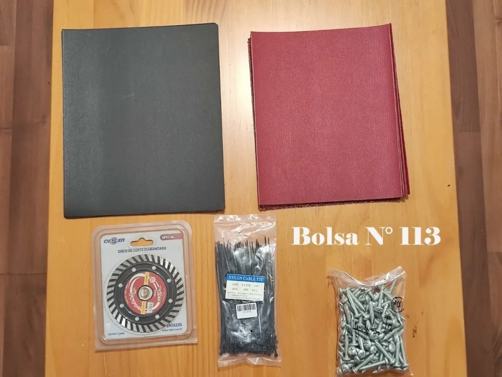 Surtido de herramientas y materiales de construcción: láminas de lija, disco de corte diamantado, bridas y tornillos, etiquetado by Remates Narvaja