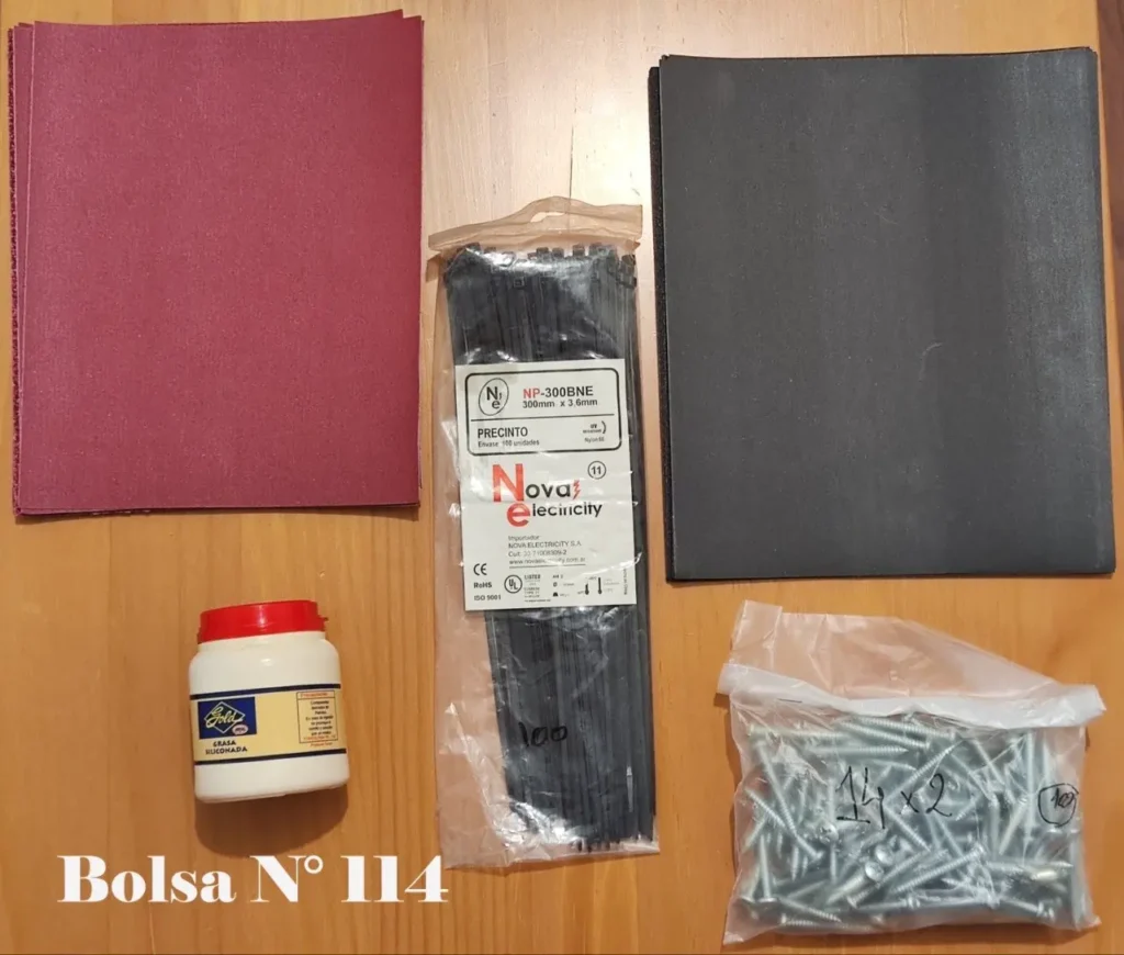 Hojas de lija, gomaespuma, precintos, grasa de silicona y tornillos para proyectos. by Remates Narvaja