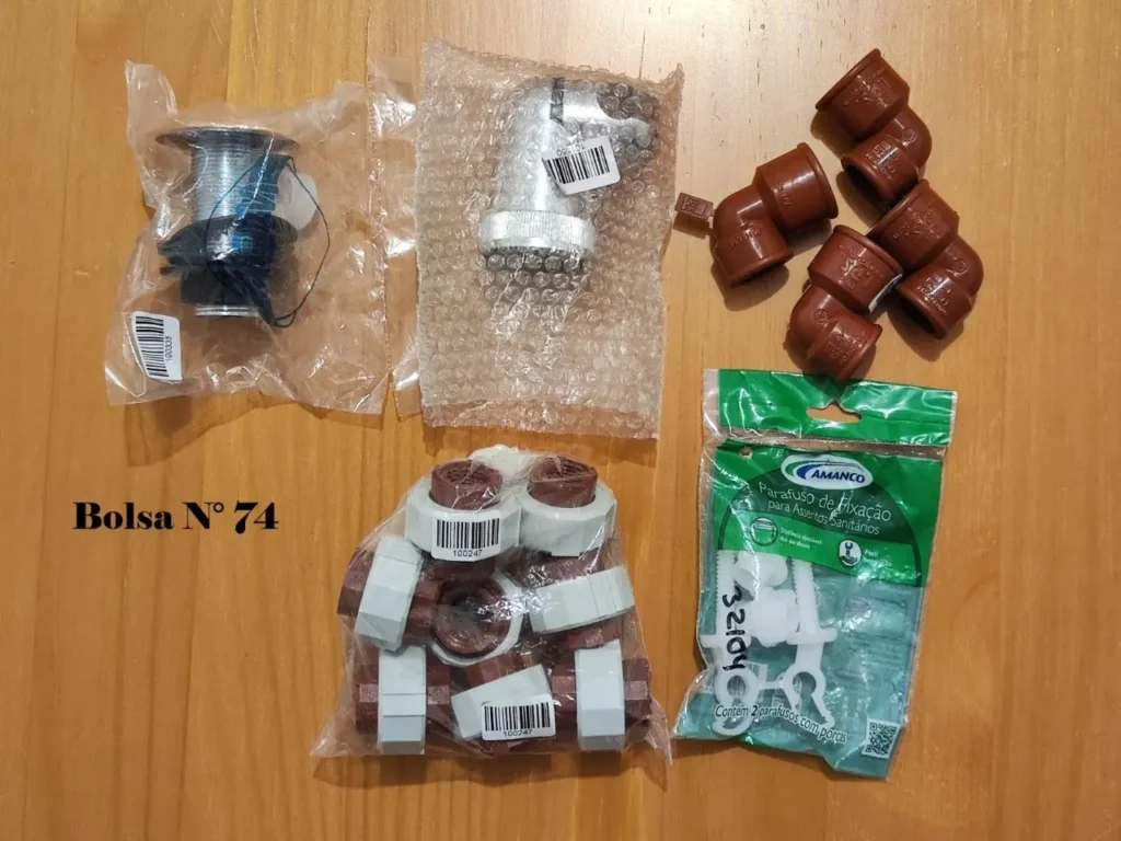Suministros de fontanería: codos de PVC, tornillos para asiento sanitario, carrete de cable y válvulas en empaques sobre by Remates Narvaja