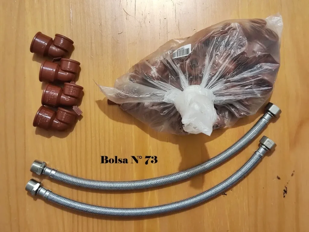 Bolsa N° 73 con codos de PVC marrones y dos latiguillos flexibles de fontanería. by Remates Narvaja