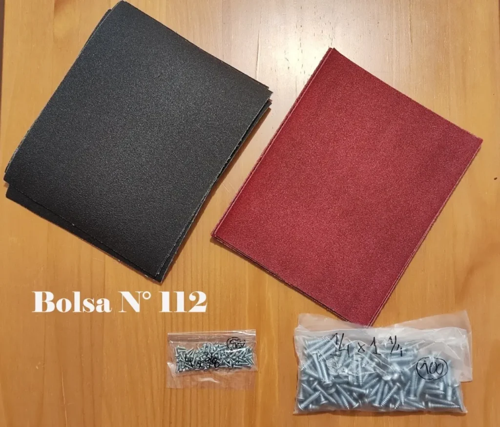 Hojas de lija negras y rojas con bolsas de tornillos, etiquetado como "Bolsa N° 112" by Remates Narvaja
