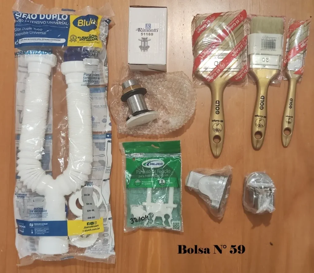 Sifón doble, desagüe, tornillos de fijación, brochas de pintura y accesorios de fontanería. by Remates Narvaja