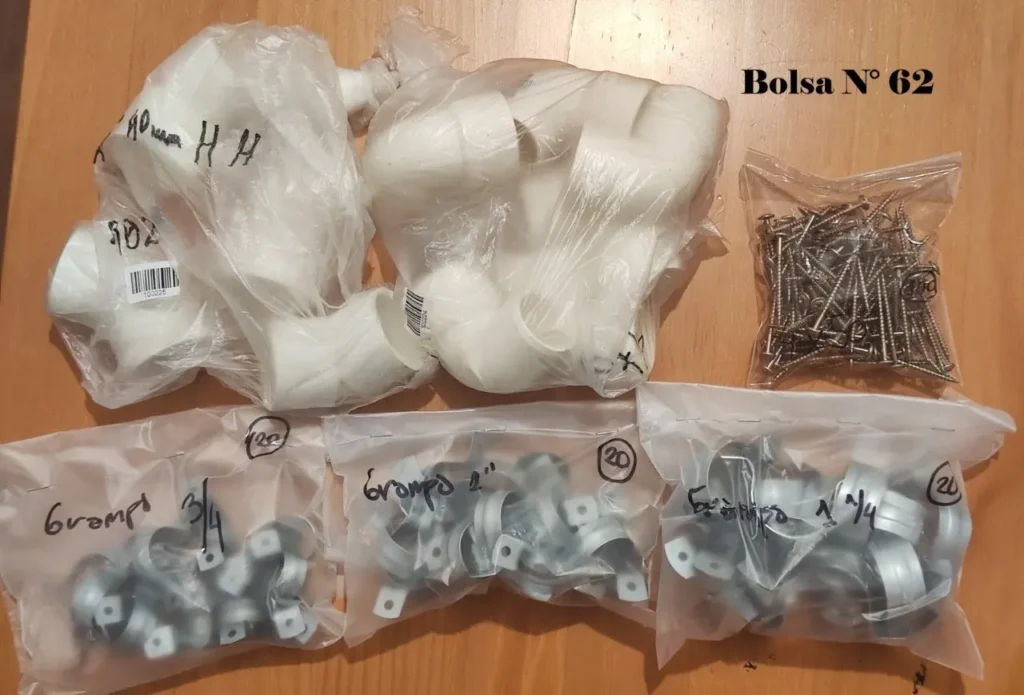 Bolsa N° 62 con accesorios de fontanería: codos y tes de PVC, tornillos y abrazaderas metálicas by Remates Narvaja