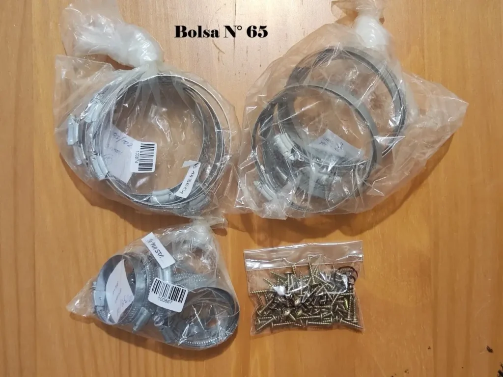 Bolsa N° 65 con un surtido de abrazaderas metálicas y tornillos en bolsas de plástico. by Remates Narvaja