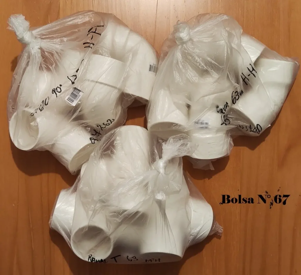 Tres bolsas de accesorios de PVC blancos: codos de 90 grados y tes de 63mm. Bolsa N° 67. by Remates Narvaja