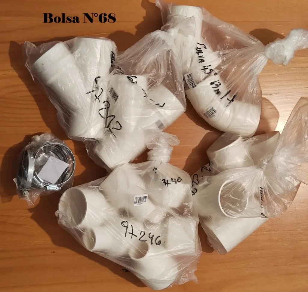 Bolsa N°68: Surtido de codos y accesorios de PVC blancos para fontanería, empaquetados. by Remates Narvaja