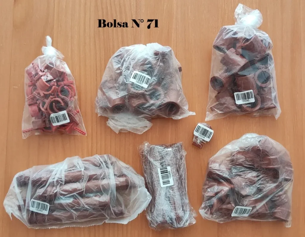Bolsa N° 71 con seis paquetes de accesorios y clips de plástico marrón rojizo, cada uno con etiqueta de código de barras. by Remates Narvaja
