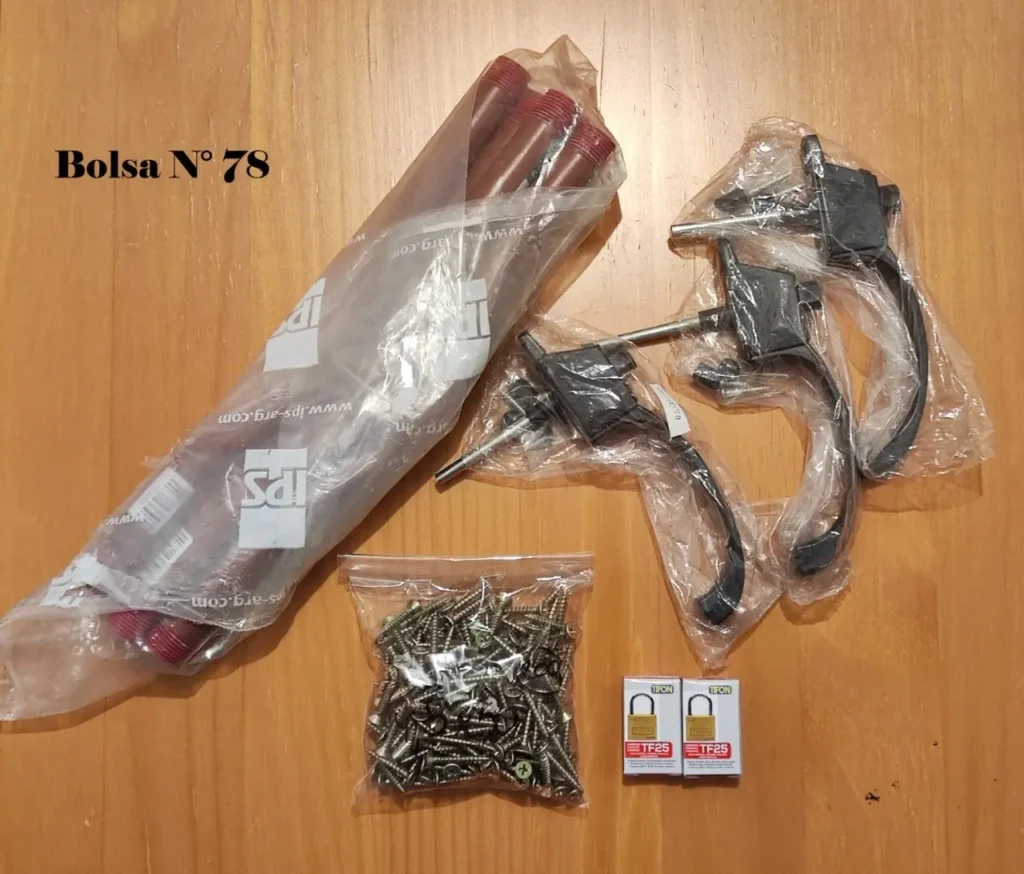 Lote de ferretería con tubos IPS, manijas, tornillos y candados TIFON, identificado como Bolsa N° by Remates Narvaja