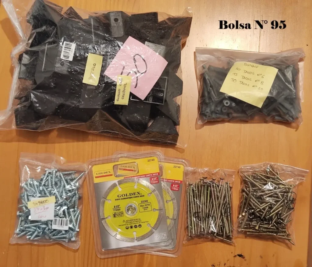 Bolsa N° 95: Surtido de ferretería con soportes plásticos, tacos, tornillos y discos de corte diamantados by Remates Narvaja