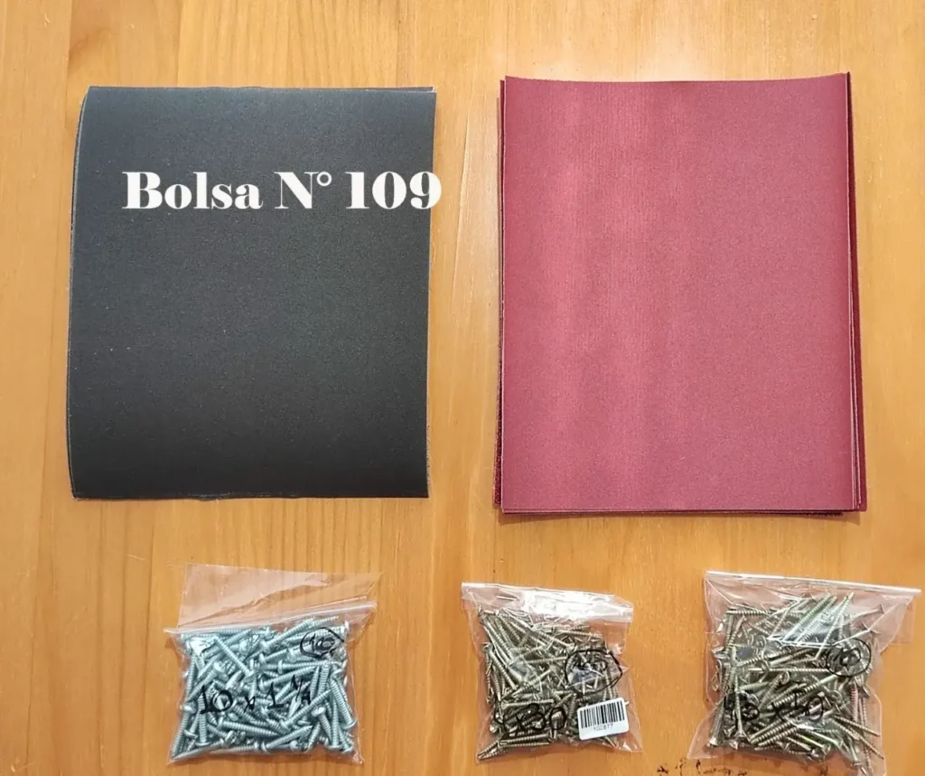 Kit de materiales Bolsa N° 109 con hojas de lija negras y rojas, y bolsas de tornillos plateados y dorados. by Remates Narvaja