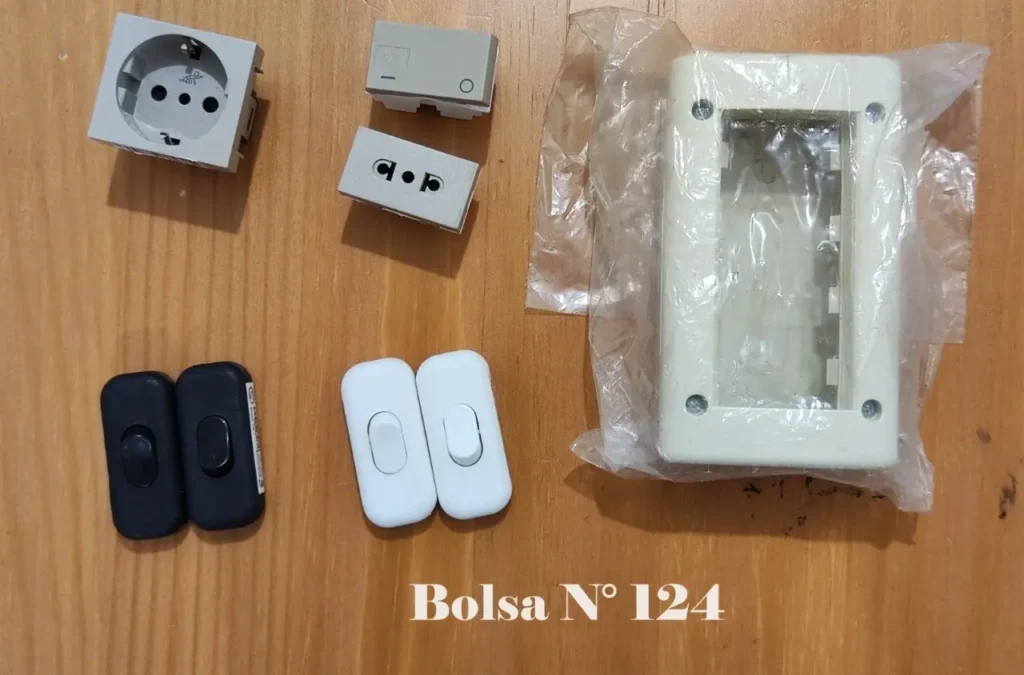 Material eléctrico variado: enchufes, interruptores de cordón y caja de superficie. by Remates Narvaja