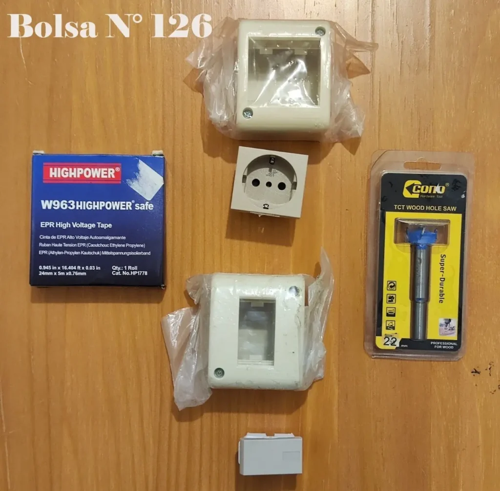Cinta aislante, tomas de corriente, cajas eléctricas y broca para madera. by Remates Narvaja