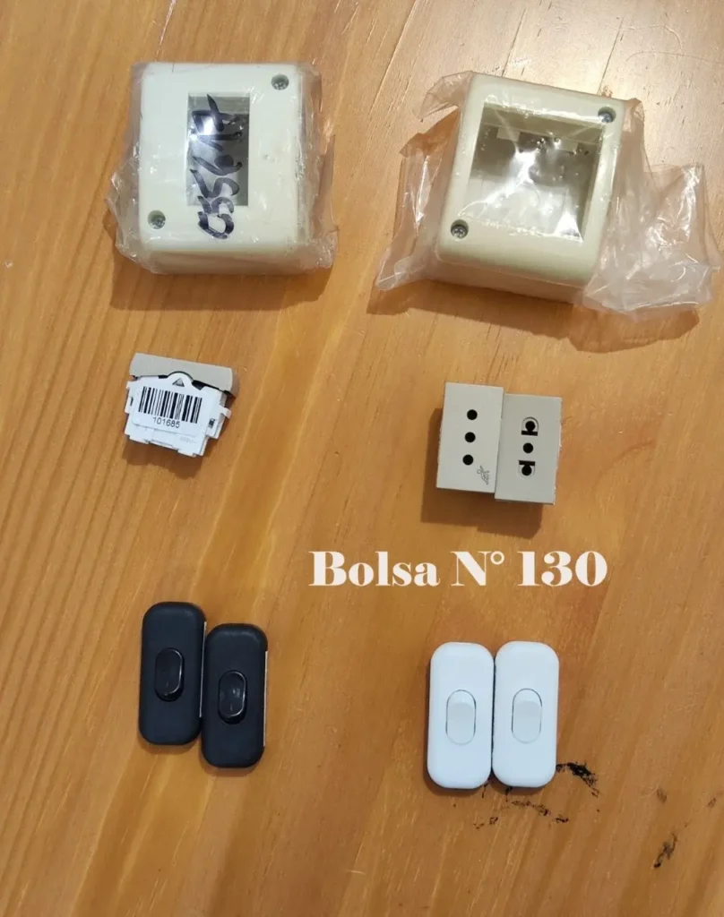 Surtido de material eléctrico: cajas, interruptores de paso negros y blancos, y tomas de corriente. Bolsa N° 13 by Remates Narvaja