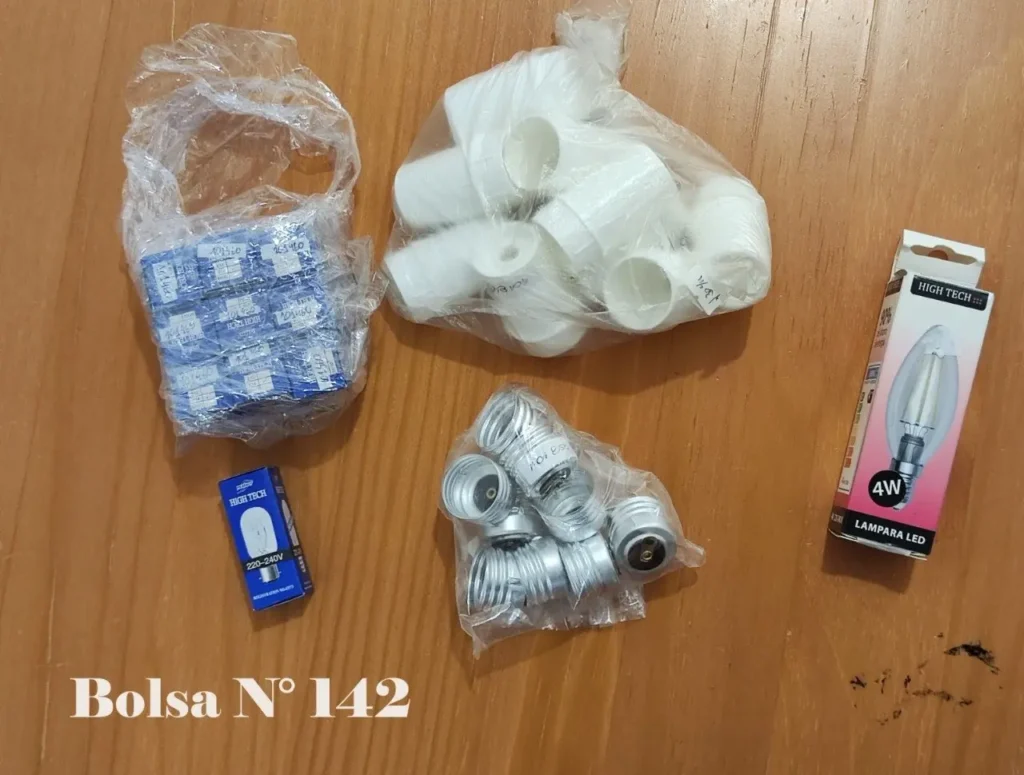 Suministros eléctricos: bombillas LED, casquillos y conectores de PVC en bolsas. by Remates Narvaja
