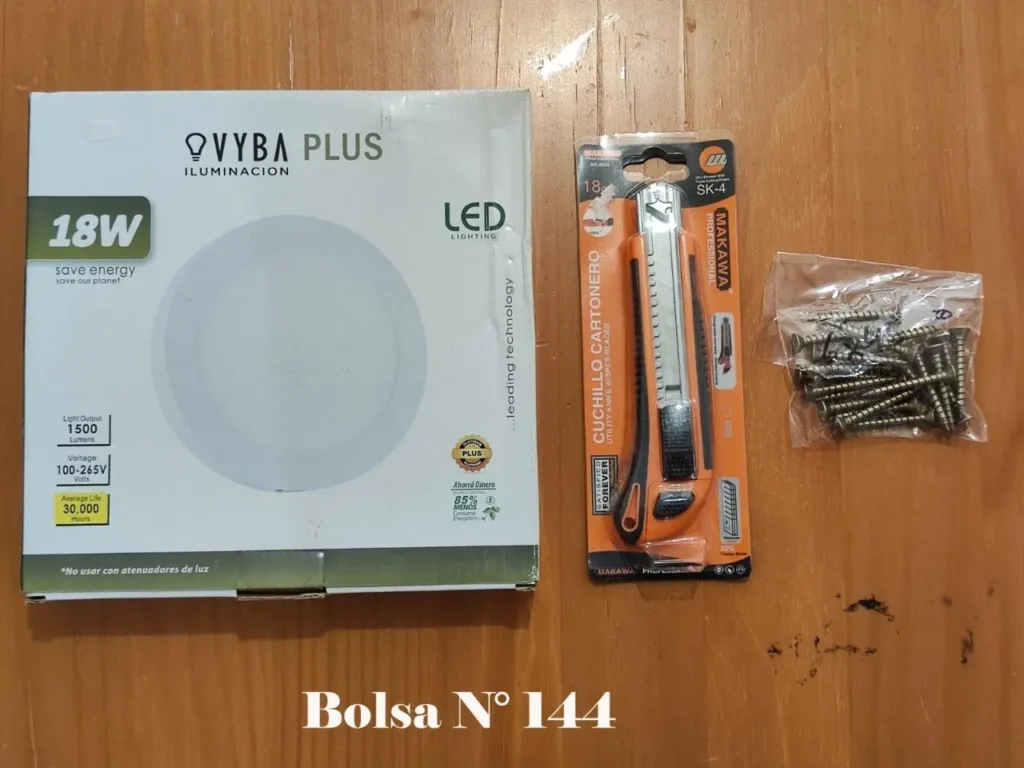 Caja de panel LED Vyba Plus 18W, cuchillo cartonero Makawa SK-4 y bolsa de tornillos. by Remates Narvaja