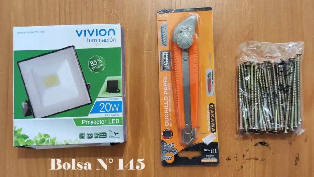 Caja de proyector LED Vivion, cúter profesional Makawa y bolsa de tornillos para madera. by Remates Narvaja