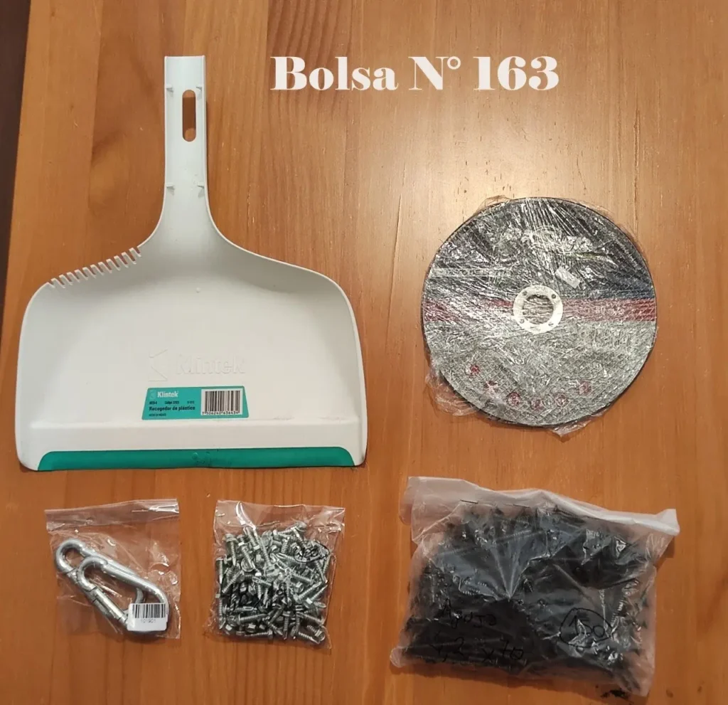 Bolsa N° 163 con recogedor de plástico blanco, disco de corte, mosquetón y tornillos. by Remates Narvaja