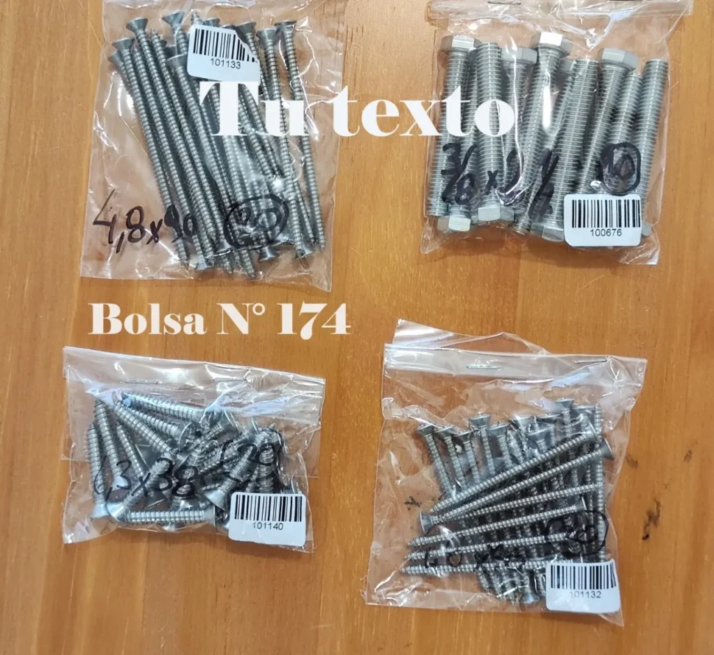 Bolsas de tornillos y pernos de diferentes tamaños con etiquetas de producto sobre una superficie de madera. by Remates Narvaja
