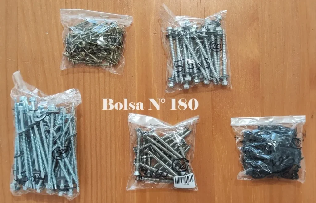 Bolsas de tornillos y sujetadores variados, incluyendo tornillos para techo. Texto: Bolsa N° 180. by Remates Narvaja