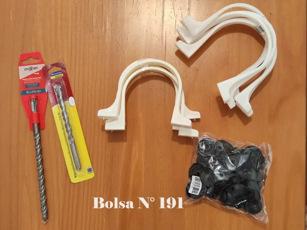 Brocas SDS, abrazaderas de tubería blancas y tapas de plástico negras. by Remates Narvaja