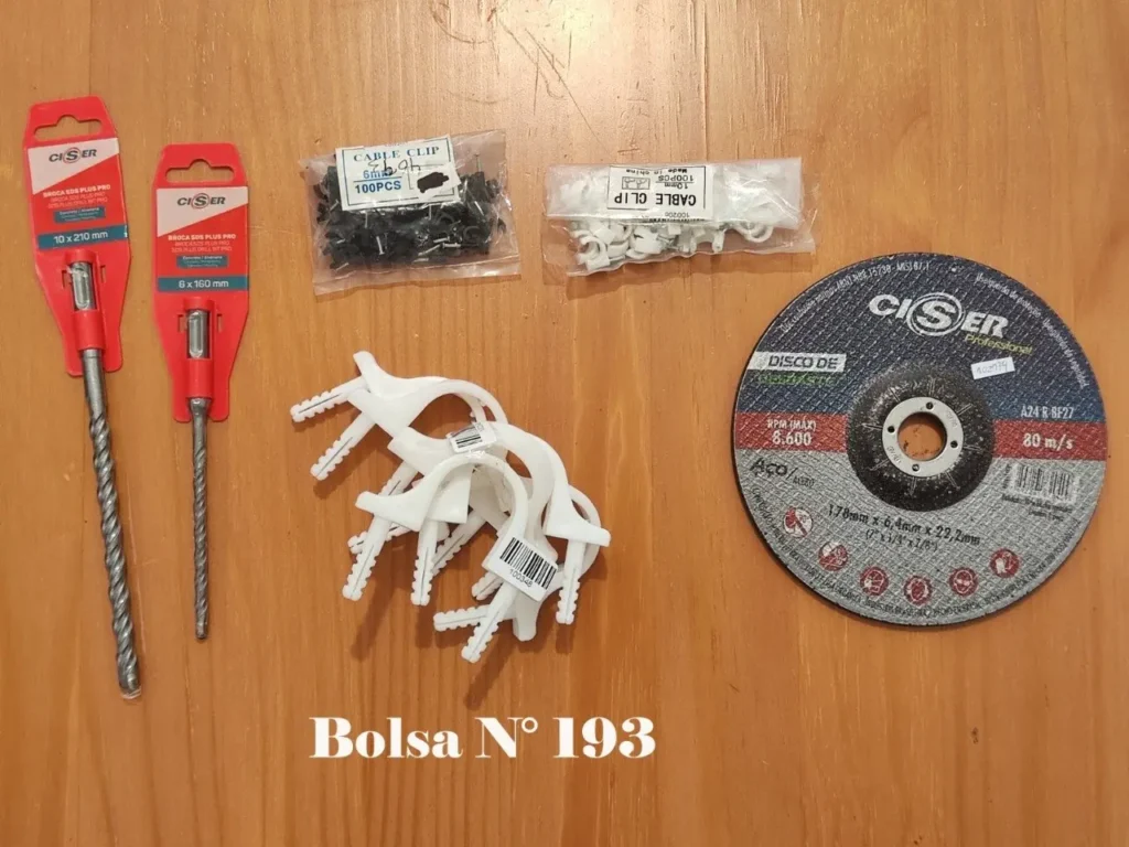 Brocas, grapas de cable, abrazaderas y disco de corte Ciser sobre madera. by Remates Narvaja