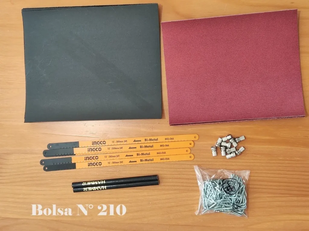 Kit de herramientas Bolsa N° 210 con lijas, hojas de sierra, tornillos y conectores." by Remates Narvaja