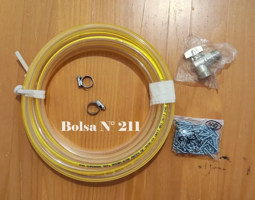 Bolsa N° 211: Kit de instalación de gas con manguera amarilla, abrazaderas, válvula y tornillos. by Remates Narvaja